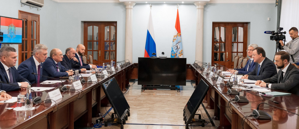 Губернатор Дмитрий Азаров провел совещание с руководством ПАО «Газпром» и дочерних компаний